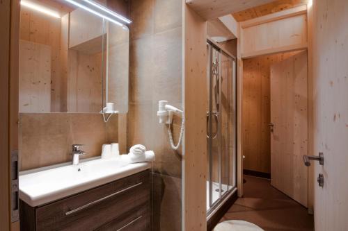 考恩台尔Hotel Tia Smart Natur的浴室配有白色水槽和淋浴。