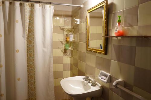 卡尔韦Apart Flavia的一间带水槽和镜子的浴室