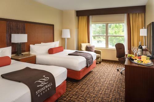 Roanoke斯通沃尔度假酒店的酒店客房设有两张床和窗户。