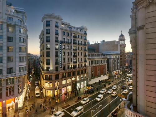 马德里丽晶酒店的享有城市街道的交通和建筑景观