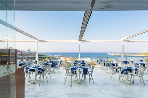 巴利恩Atali Grand Resort的一个带桌椅的海景庭院