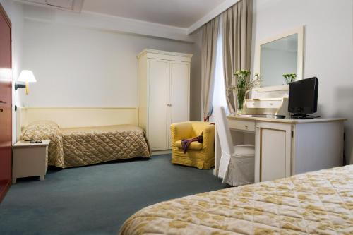 卡尔顿卡普里酒店客房内的一张或多张床位