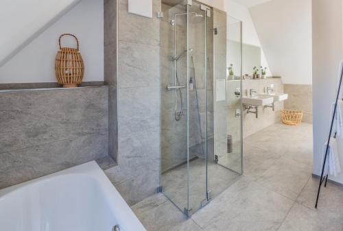 弗莱堡cosy grey apartments的一个带水槽的玻璃淋浴间