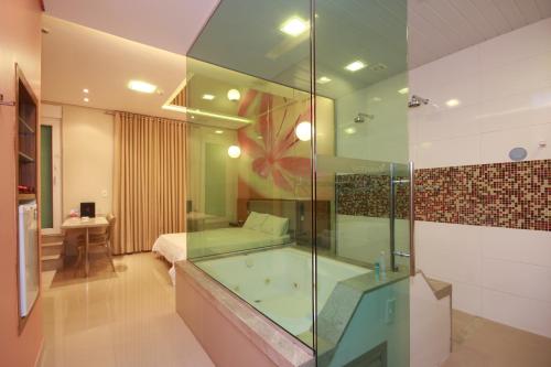 塔博昂-达塞拉维塔拉汽车旅馆（仅限成人）的一间带浴缸的浴室