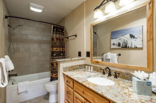 帕克城红杉公寓酒店的一间带水槽、浴缸和卫生间的浴室