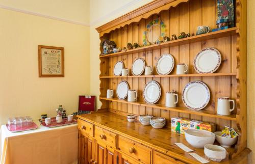 凯西克多切斯特楼酒店的木柜,上面有盘子和碗