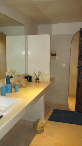 马拉喀什Dar Kamango的厨房配有带水槽和镜子的台面