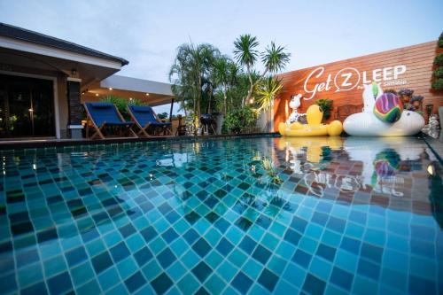 梭桃邑梭桃邑格兹里民宿的一个带充气泳池玩具的酒店游泳池