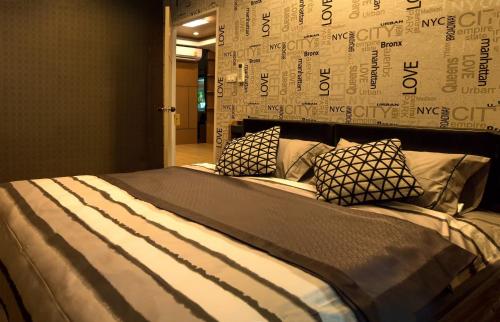 梭桃邑梭桃邑格兹里民宿的一张床上有两个枕头的房间