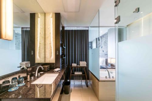 青浦中信泰富朱家角锦江酒店的一间带两个盥洗盆的浴室和一个大窗户