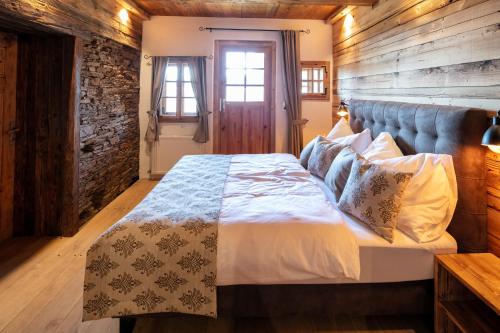 GreisdorfDas Holzpoidl的一间卧室设有一张床和砖墙