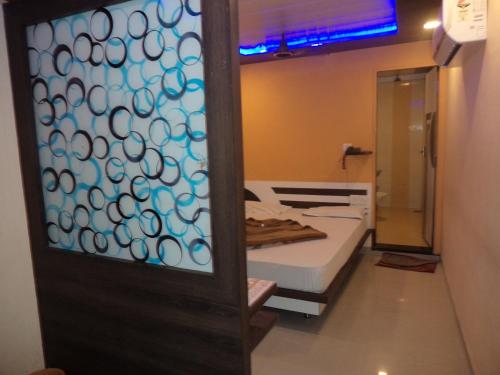 卜山Exotic Stay Near Shivaji Marg的通往带床和镜子的房间的门