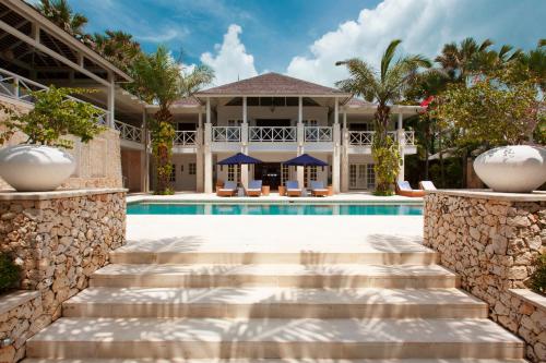 乌鲁瓦图乌干沙克利夫托普度假酒店的一座带游泳池和大楼的度假村