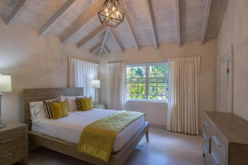 圣詹姆斯Royal Palms, St James的一间卧室设有一张大床和一个窗户。