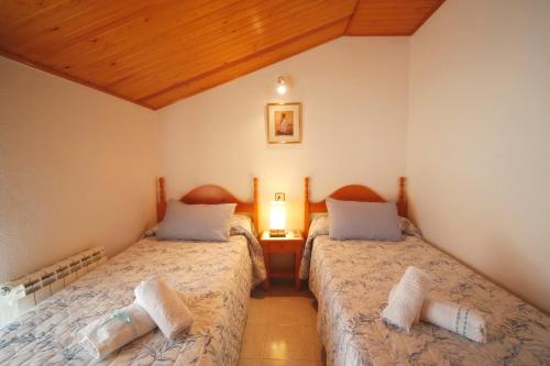 拉斯普纳Casa Sallan Laspuña Ordesa Pirineo的一间卧室,配有两张床