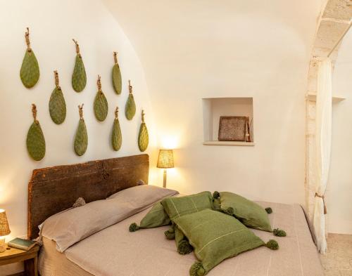 奥斯图尼Alesia luxury suite Ostuni的一间卧室配有一张带绿色枕头的床