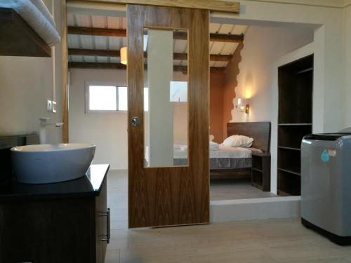 拉戈莱特Le Morne Kite Villas - Penthouse的浴室设有通往卧室的门。