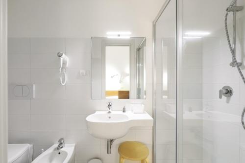 米兰bellaMI的白色的浴室设有水槽和淋浴。