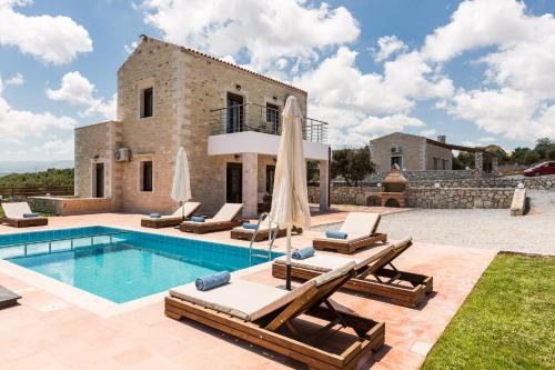 AngelianaDimokritos Villas IV, V, & VI, a homestay experience, By ThinkVilla的一座带游泳池和房子的别墅