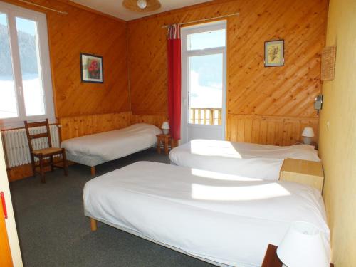 普拉瑞酒店客房内的一张或多张床位