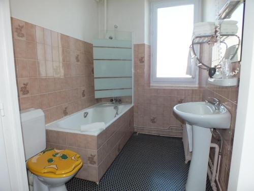 梅奥德尔普拉瑞酒店的带浴缸、盥洗盆和卫生间的浴室