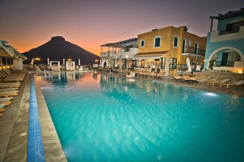 卡利诺岛Elena Village的一座大游泳池,后面是一座山