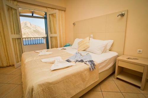 卡利诺岛Elena Village的酒店客房,配有带毛巾的床