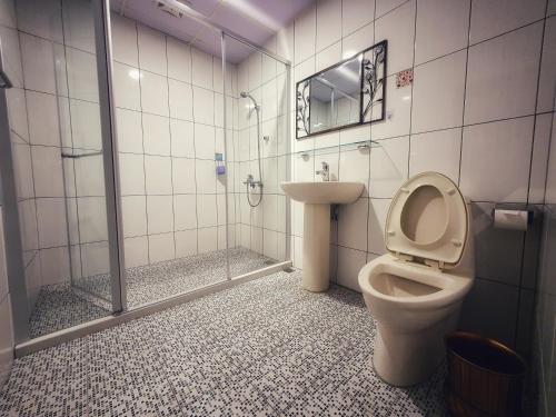 水里乡Fun Shili B&B的一间带卫生间和淋浴的浴室