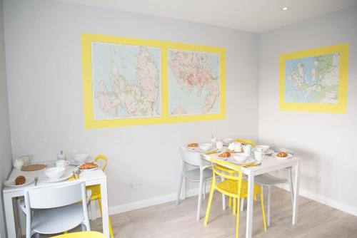 波特里Ballintoy B&B IsleofSkye的用餐室配有2张桌子和黄色椅子