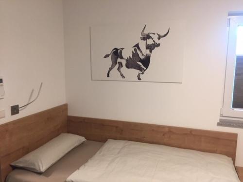 伊尔斯费尔德Apartments Thomas Britsch的一间墙上有奶牛的床的房间