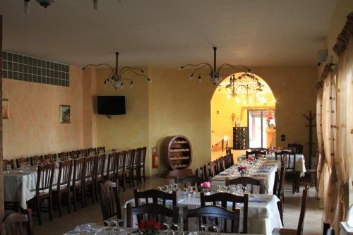 圣塞韦罗Agriturismo Silos Agri的一间带桌椅和吊灯的用餐室