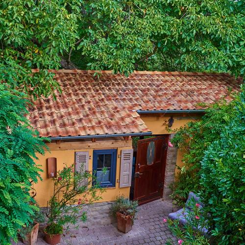 弗隆海姆Biggi‘s Garten-Finca的红色屋顶的黄色小房子
