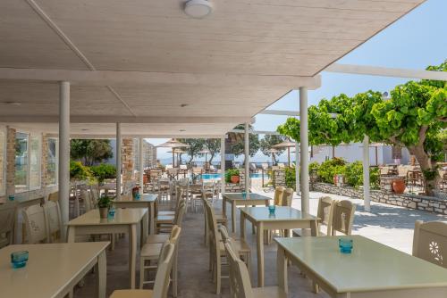 安倍拉斯Christiana Hotel的一间设有桌椅的景观餐厅