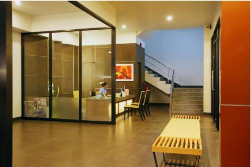 象岛坝安塞考广场酒店及服务式公寓的大厅,有楼梯,有女人坐在柜台