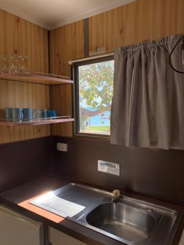 鲍恩马蹄湾假日公园的厨房设有水槽和窗户。