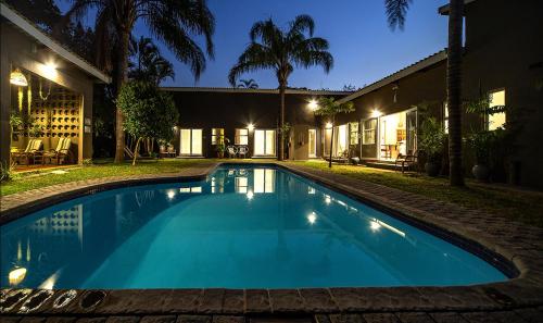 圣卢西亚伊瓜拉瓜拉宾馆的夜间在房子前面的游泳池