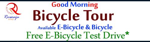 亨比Riverside Homestay的标牌上写着不同字体的早晨自行车之旅