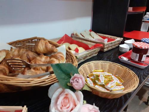 戛纳勒斯图拉德斯酒店的一张桌子,上面有面包和糕点篮子