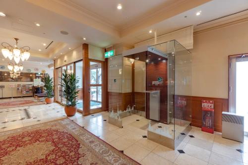 京都金门京都酒店的带淋浴和玻璃门的大浴室