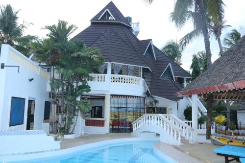 蒙巴萨A wonderful Beach property in Diani Beach Kenya.a dream holiday place.的大楼前带游泳池的房子