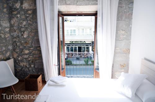 圣维森特-德拉巴尔克拉Apartamento Llerandi 1B - Céntrico y completamente reformado的卧室配有白色的床和窗户。