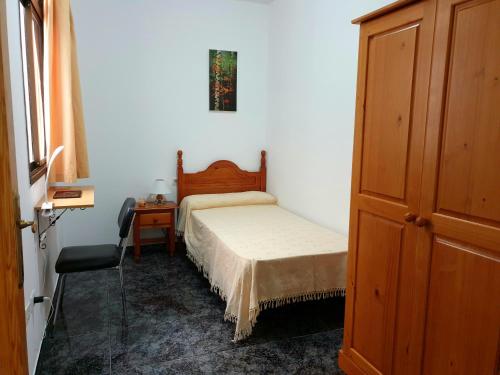 圣伊西德罗Apartamento Mendoza I - San Isidro的一间小卧室,配有一张床和一张书桌