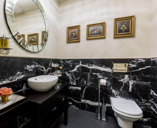 布拉格Myo Hotel Caruso的一间带水槽、卫生间和镜子的浴室