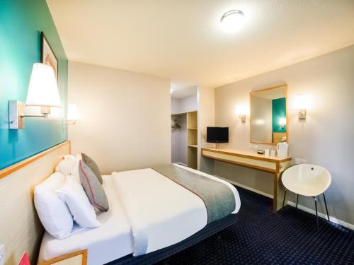 ThrussingtonOYO Sunrise Hotel, A46 N Leicester的酒店客房设有床和水槽