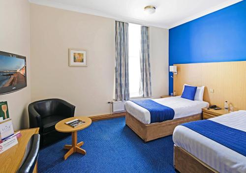 赫尔赫尔皇家酒店的酒店客房配有两张床和一张书桌