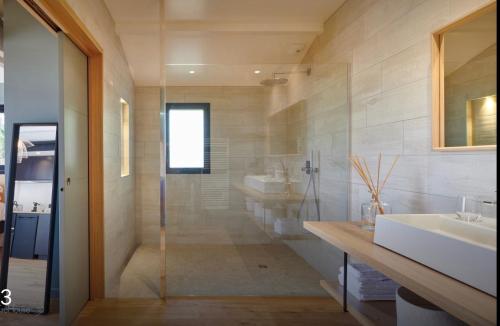 比达尔Le Cabanon Bidart的一间带玻璃淋浴和水槽的浴室