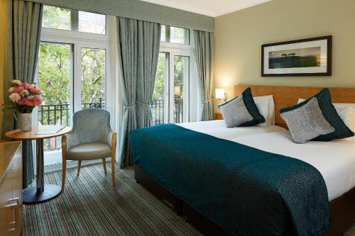 伦敦伦勃朗酒店的酒店客房设有床和窗户。