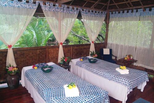 博拉科特Mutiara Beach Resort的带窗户的客房内的两张床