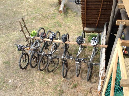 博拉科特Mutiara Beach Resort的一堆自行车挂在架子上