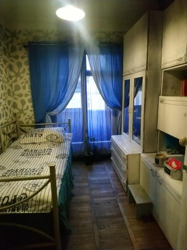 基辅Cozy room nearly the United Exhibition Center on the metro station Levoberejnaya.的一间卧室设有两张床和窗户。